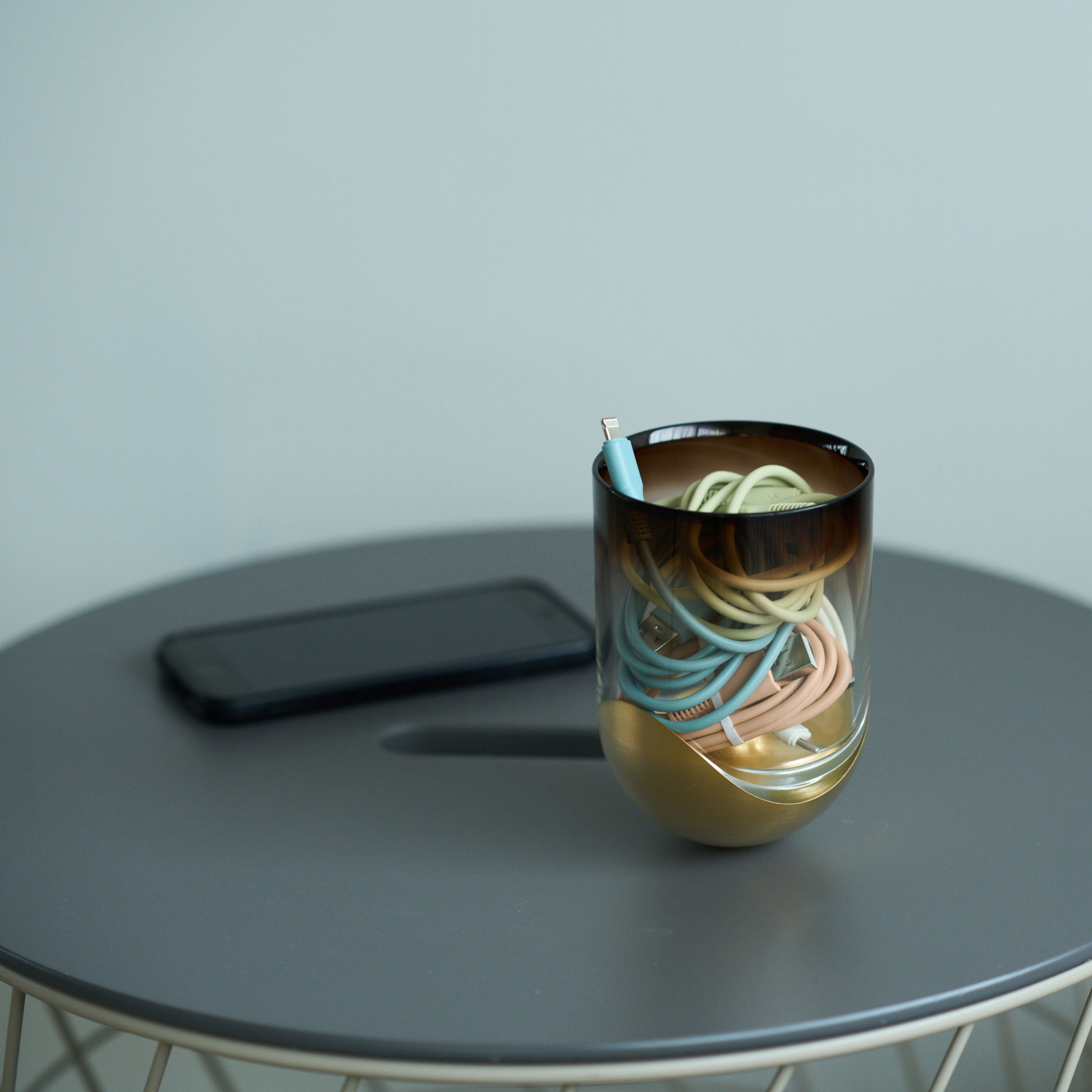 茶色グラデーションにケーブルが入っているシーン画像/小物入れとして使用/SESEKI /SE-GG-G-20(色:ゴールド/グロス/茶グラデ)/