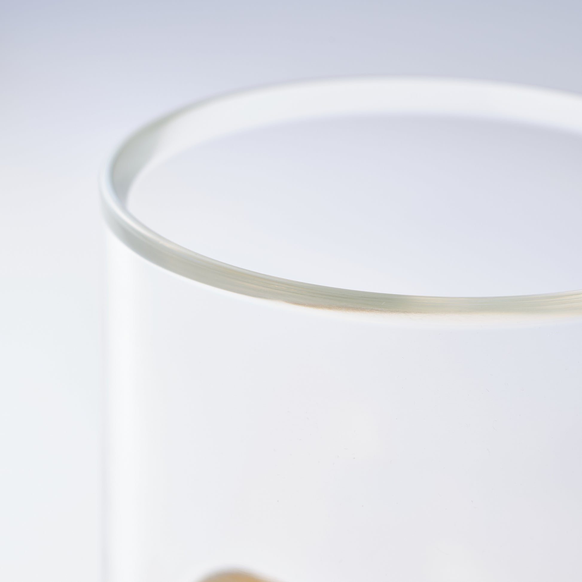 金属部はゴールド色で樹脂は無色透明/SESEK/SE-GG-P-03(色:ゴールド/グロス/無色)/樹脂上部拡大