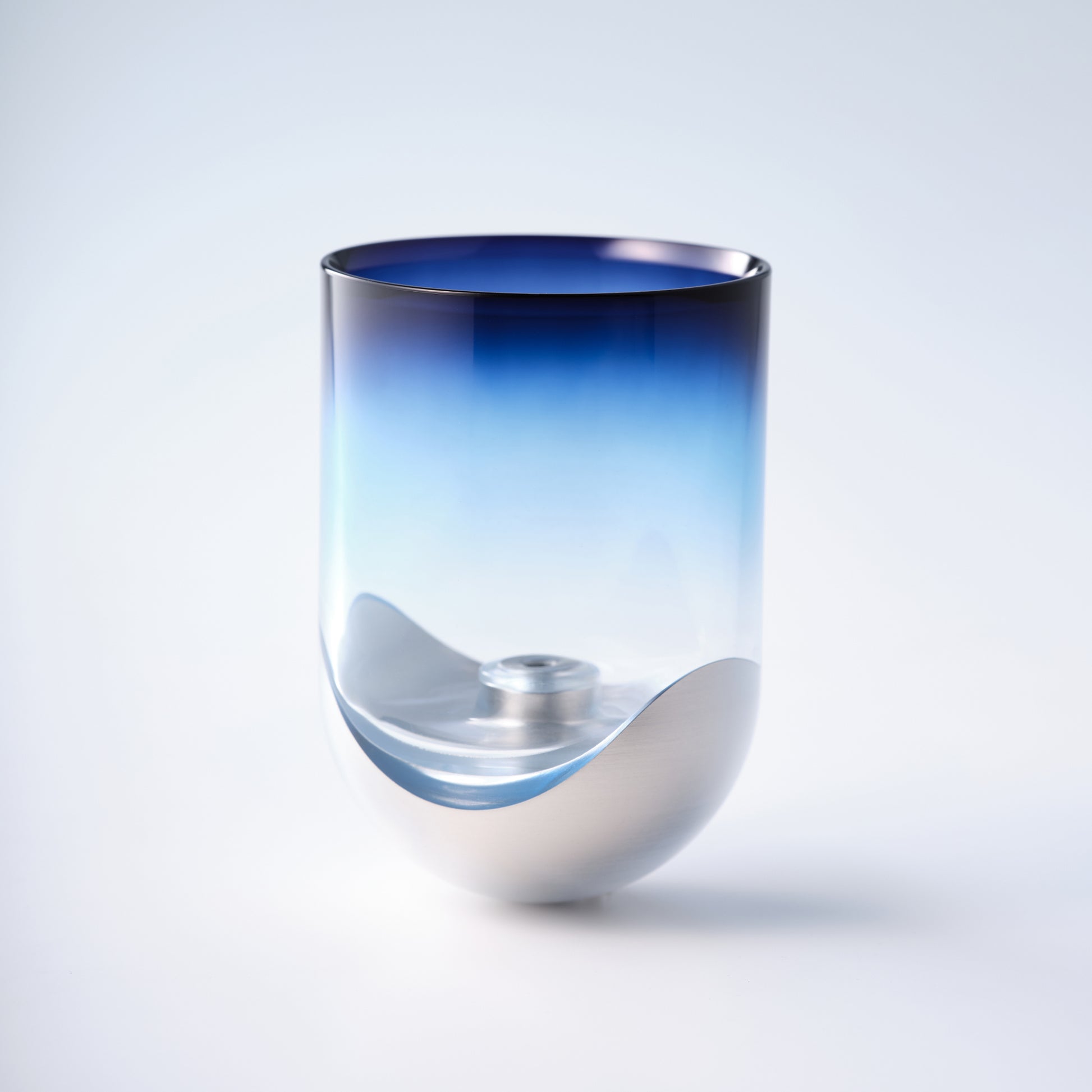 樹脂は青色のグラデーションで、鋳鉄はシルバー色/SESEKI /SE-SG-G-16(色:シルバー/グロス/青グラデ)