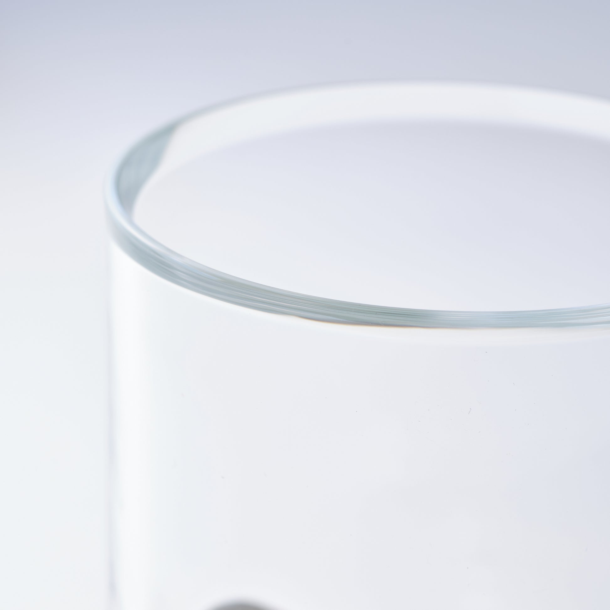 金属部はシルバー色で樹脂部は無色透明/SESEKI/SE-SG-P-01(色:シルバー/グロス/無色)/樹脂上部拡大