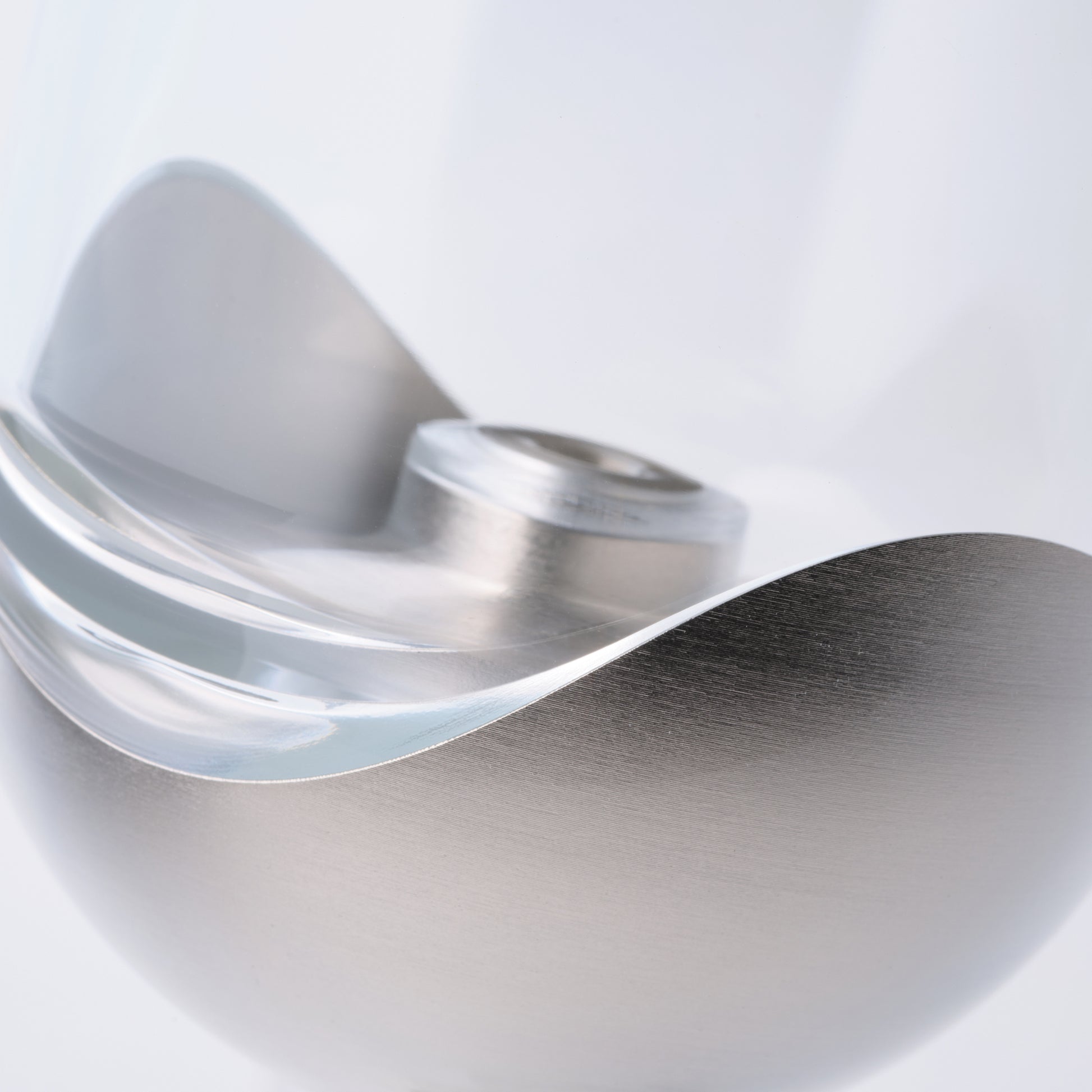 金属部はシルバー色で樹脂部は無色透明/SESEKI/SE-SG-P-01(色:シルバー/グロス/無色)/金属部拡大