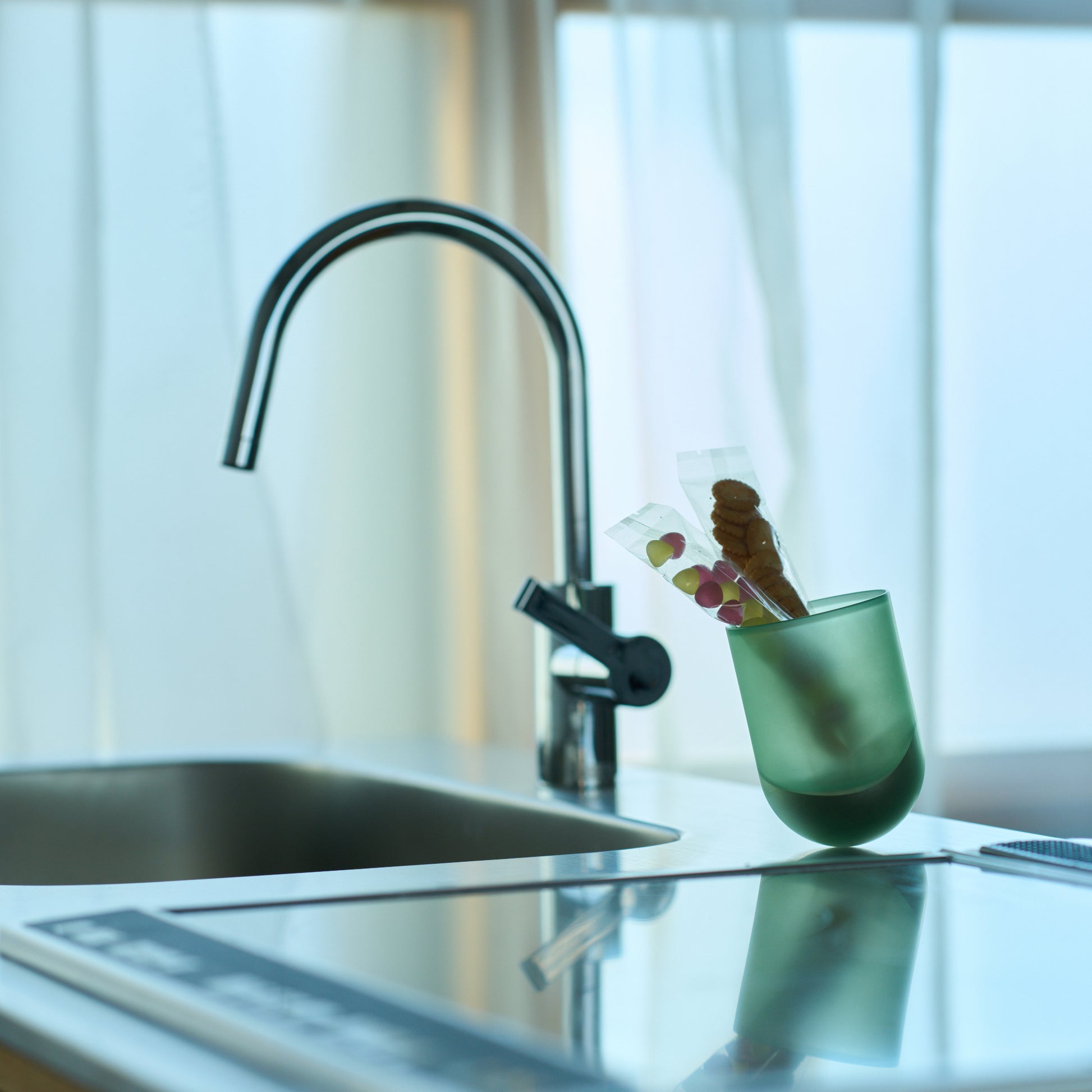 緑色(艶消し)を台所のシンクの上に置き、小物入れとして使用しているシーン画像/SESEKI/SE-SM-C-09(色:シルバー/マット/緑)