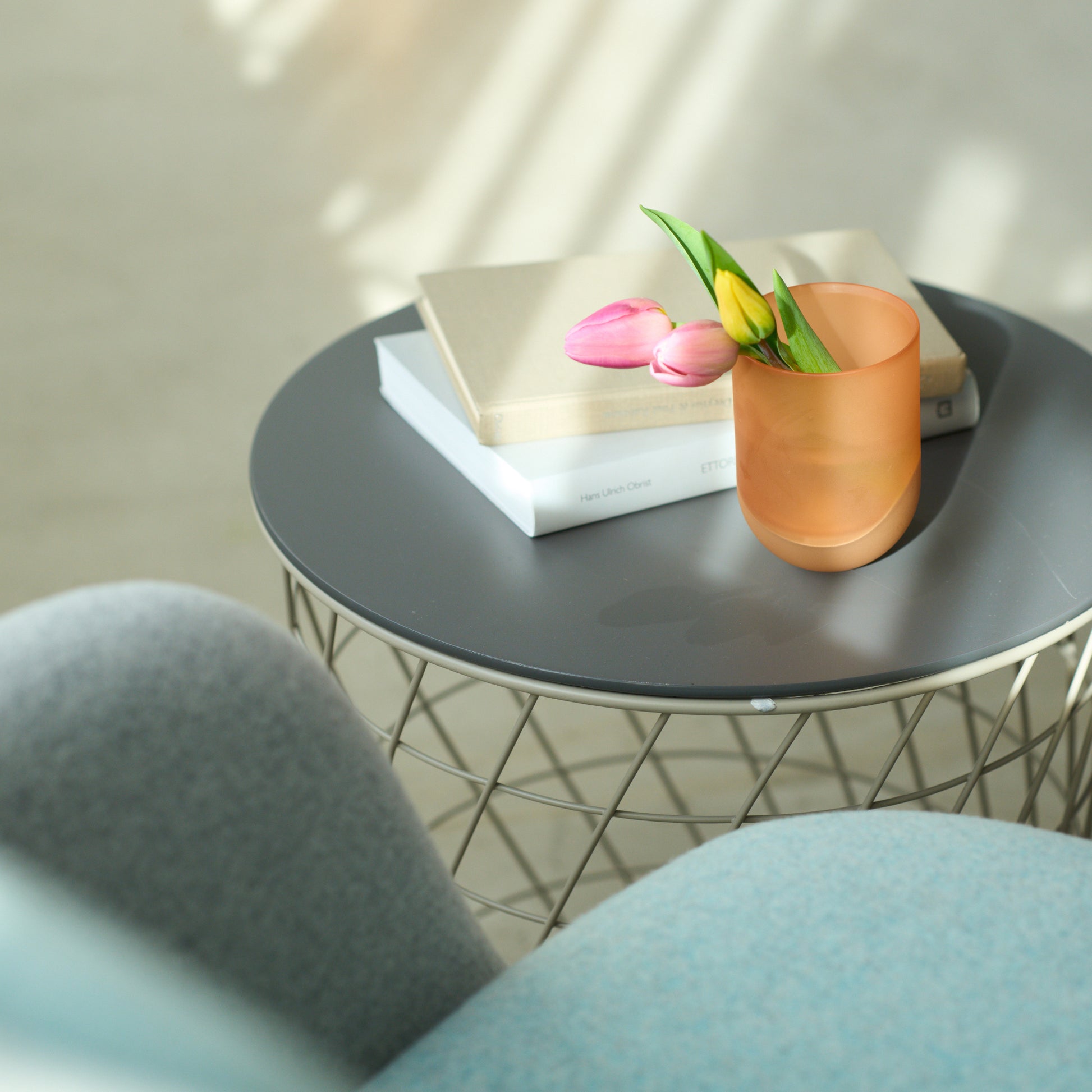 艶消しでオレンジ色のSESEKIをテーブルの上に置き、SESEKIにチューリップの花を入れ、花瓶として使用しているシーン画像/SESEKI /SE-SM-C-10(色:シルバー/マット/オレンジ)