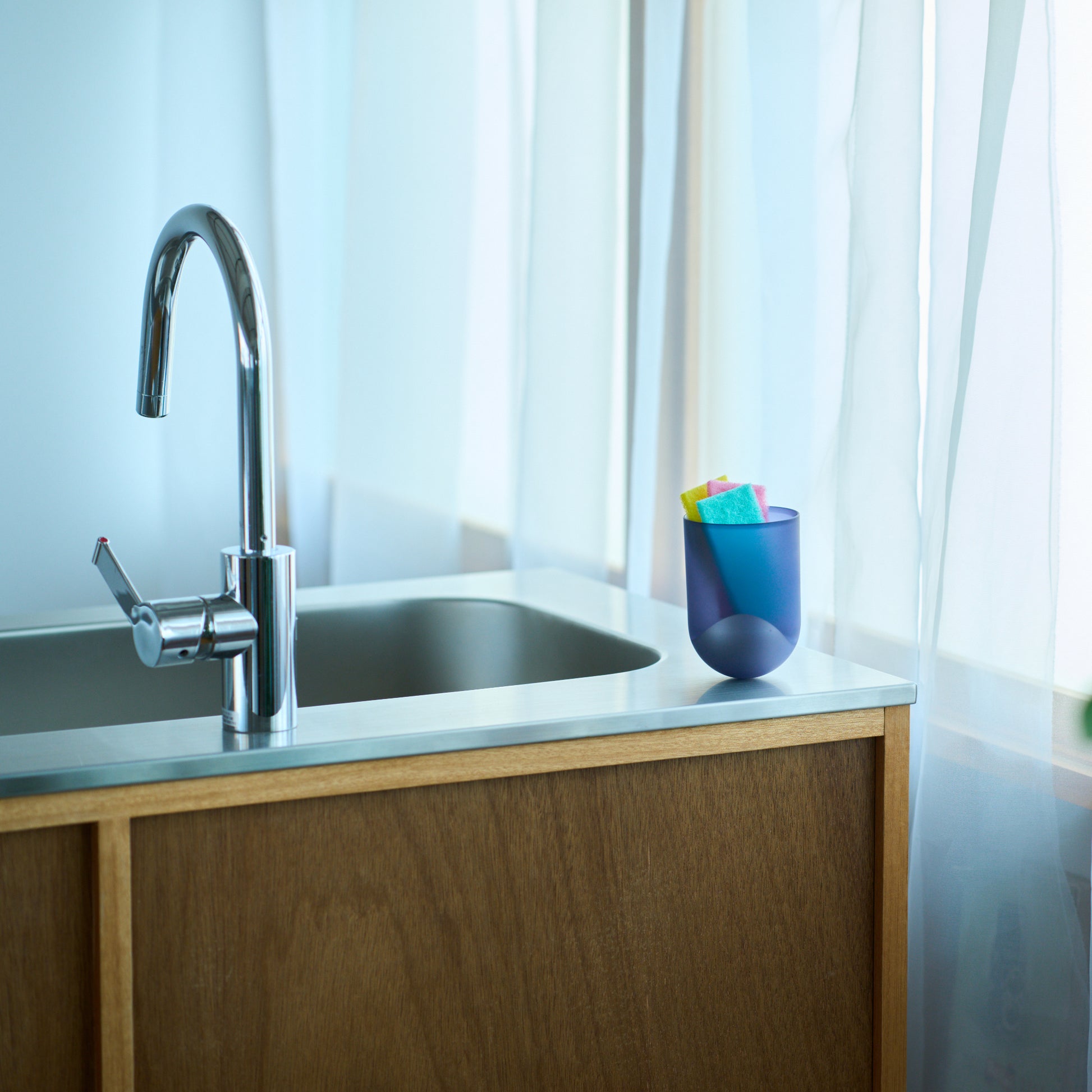 SESEKI /SE-SM-C-12(色:シルバー/マット/紺)/艶消しで紺色のSESEKIをキッチンのシンクに置き、スポンジを入れて小物入れとして使用しているシーン画像