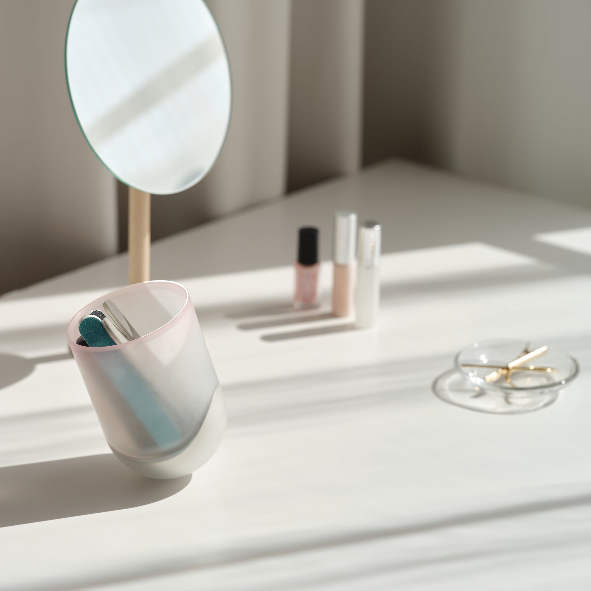 桜ピンクグラデーションのSESEKIに化粧品を入れているシーン画像/SESEKI /SE-SM-G-18(色:シルバー/マット/桜ピンクグラデ)