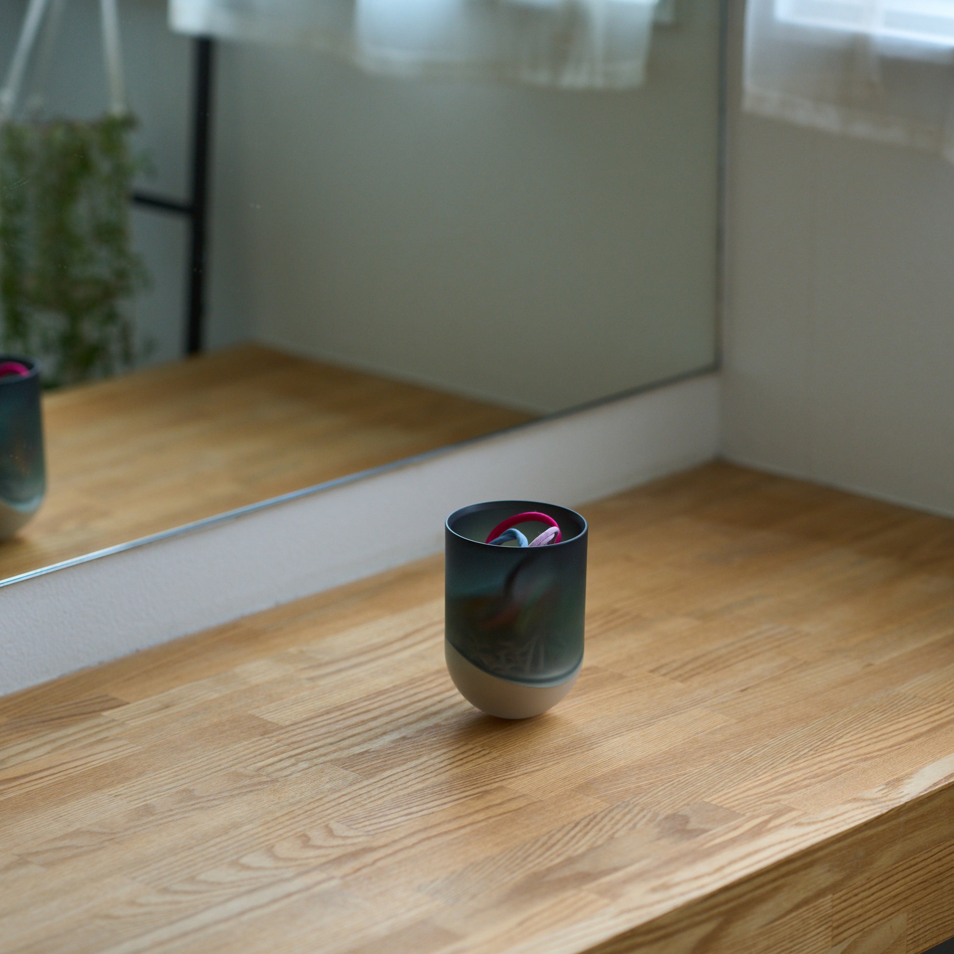 緑グラデーションのSESEKIを小物入れとして使用しているシーン画像/SESEKI /SE-SM-G-19(色:シルバー/マット/緑グラデ)